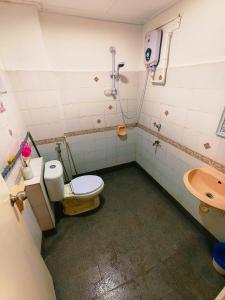 Ένα μπάνιο στο SJ Api Api Apartment Homestay