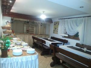 comedor con mesa y piano en Willa Grzesiczek, en Zakopane