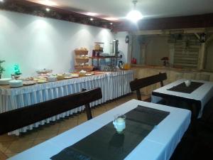 Un comedor con dos mesas y un buffet. en Willa Grzesiczek, en Zakopane 20 fotos más