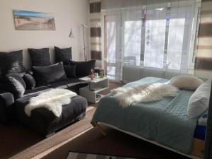 a living room with a bed and a couch at Kiek mol wedder in in Borkum