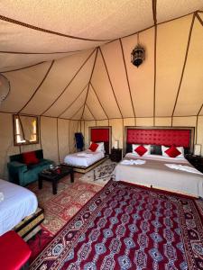 Postel nebo postele na pokoji v ubytování Authentic Luxury Camp