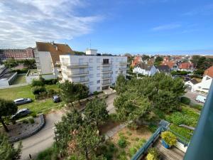 una vista aerea di un edificio in una città di Park avenue, 6 pers, plein centre, parking et linge inclus a Le Touquet-Paris-Plage