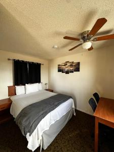 a bedroom with a bed and a ceiling fan at 071A Private Studio near South Rim Sleeps 6- No Kitchen in Valle