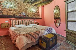 a bedroom with a bed in a room at El Apartamento in Robledo de la Guzpeña