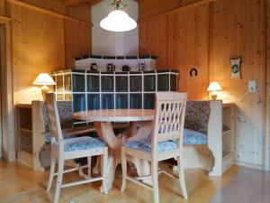 a dining room with a table and chairs at Ferienwohnung Bergblick in Kössen