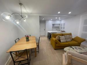 een woonkamer met een gele bank en een tafel bij La Casa de Lineros in Córdoba