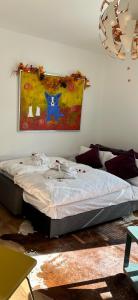 Postel nebo postele na pokoji v ubytování Forest Path luxury Studio Apartment with large bedroom bathroom and sauna Sleeps up to 4