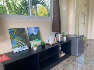 una habitación con una mesa con fotos. en Arya Bungalow, en Phra Ae beach