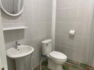Un baño con un inodoro blanco y un lavabo. en Arya Bungalow, en Phra Ae beach 30 fotos más