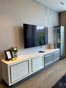 TV/trung tâm giải trí tại Nue Luxury Hatyai Resident - Benu