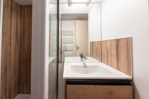 a bathroom with a sink and a mirror at Le Bellevarde - Appt 10min station de Megève in Praz-sur-Arly