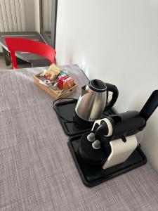 czajnik do herbaty na kuchence na stole w obiekcie 29 Cav Apartments w mieście Bollate