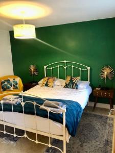 Ένα ή περισσότερα κρεβάτια σε δωμάτιο στο Cosy holiday home in the heart of Buxton