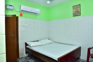 Postel nebo postele na pokoji v ubytování Sri Tirumalaa Hotel