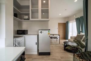 バーン・クロンムアンにあるPool villa Alawan Krabi Klong Muangのキッチン、リビングルーム(冷蔵庫、テーブル付)