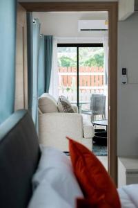 バーン・クロンムアンにあるPool villa Alawan Krabi Klong Muangのベッドルーム(ソファ付)、リビングルーム(パティオ付) +14枚の写真