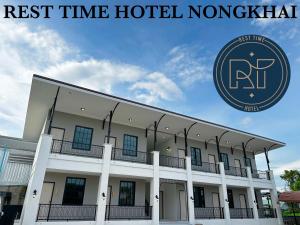 廊开休闲时光酒店的一座拥有raji hotel kochi 标志的建筑