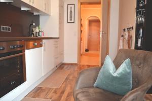 sala de estar con sofá y almohada azul en Hollys Ferienwohnungen, en Gerlos