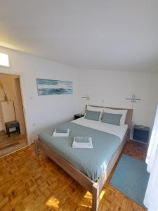 sypialnia z łóżkiem i dwoma ręcznikami na nim w obiekcie Sweet Home Lustig w Puli