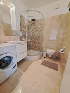 łazienka z pralką i prysznicem w obiekcie Sweet Home Lustig w Puli +29 zdjęć
