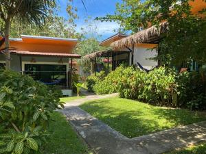 una casa con un jardín delante de ella en Ingtara at Lanta, en Ko Lanta