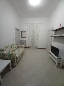 TV a/nebo společenská místnost v ubytování Finestra sul Corso -Appartamenti e Camere