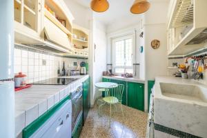 Kuchyň nebo kuchyňský kout v ubytování Rome city terrace apartment - Smart Relax Home