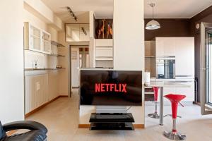 Televízia a/alebo spoločenská miestnosť v ubytovaní Skyline Michelucci Attico Moderno con Vista
