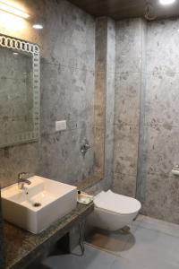 ห้องน้ำของ Hotel M R Paradise