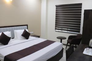 เตียงในห้องที่ Hotel M R Paradise