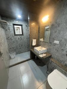 ห้องน้ำของ Hotel M R Paradise