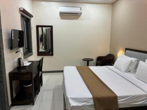 โทรทัศน์และ/หรือระบบความบันเทิงของ Hotel M R Paradise