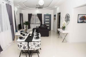 欧丘里欧Oricha Villa的客厅里有一张桌子和一张沙发