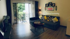 una sala de estar con un sofá y una mesa en The UrBan Selesa Hillhomes, Bukit Tinggi Bentong, en Bentong