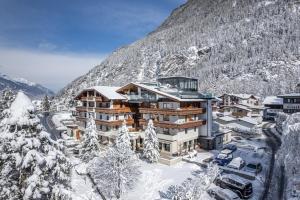 Nespecifikovaný výhled na hory nebo výhled na hory při pohledu z hotelu