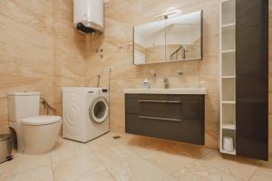 y baño con lavamanos y lavadora. en Apartment near Ponta Nova of Rafailovici, en Bečići 184 fotos más