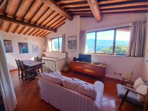 Khu vực ghế ngồi tại La Favilletta Casa Vacanze