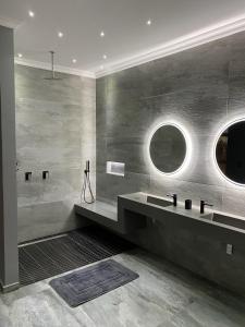 Ένα μπάνιο στο 4 Aces Outfitters Lodge