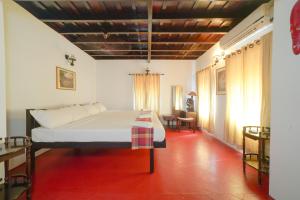 una camera da letto con un letto in una stanza di Govindamangalam Homestay a Cochin