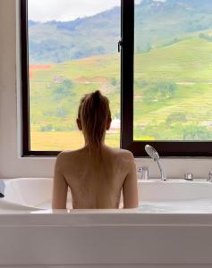 Nespecifikovaný výhled na hory nebo výhled na hory při pohledu z hotelu