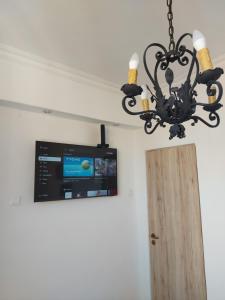 Televízia a/alebo spoločenská miestnosť v ubytovaní Casa Del Hodos