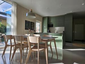 a kitchen and dining room with a table and chairs at New Villa w/sauna, jacuzzi &wifi in Hämeenlinna