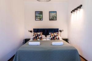 A bed or beds in a room at udanypobyt Apartamenty Przy Dolinach C i D Még 123 kép