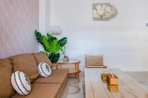 ein Wohnzimmer mit einer Couch mit Baseballkissen in der Unterkunft Sakura B&B in Taitung + 43 Fotos