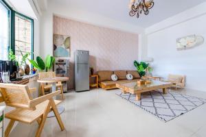 ein Wohnzimmer mit Couch und Kühlschrank in der Unterkunft Sakura B&B in Taitung