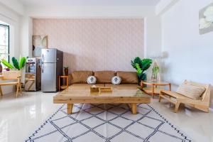 ein Wohnzimmer mit einer Couch und einem Couchtisch in der Unterkunft Sakura B&B in Taitung