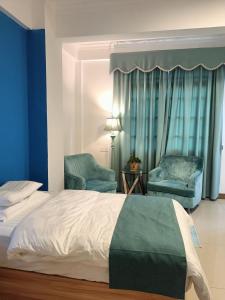 Uma cama ou camas num quarto em 小红马民宿