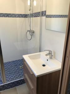 Kúpeľňa v ubytovaní Chalet Alaric & Jacuzzi Ilot 1 rang1! VUE MER! 4rooms! CLIM 10p 24H24 + 29 fotografií