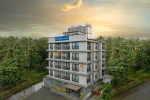an aerial view of a hotel with trees at Comfort Inn Elite in Jua