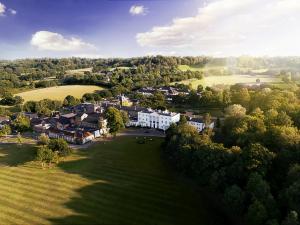 una vista aérea de una casa en un pueblo en De Vere Beaumont Estate, en Windsor